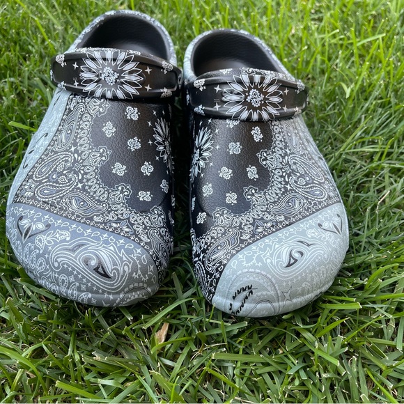 Crocs / At Work Bistro Clogs / Gray
Bandana Print / Mens 11 / Slip
Resist New - Picture 2 of 7